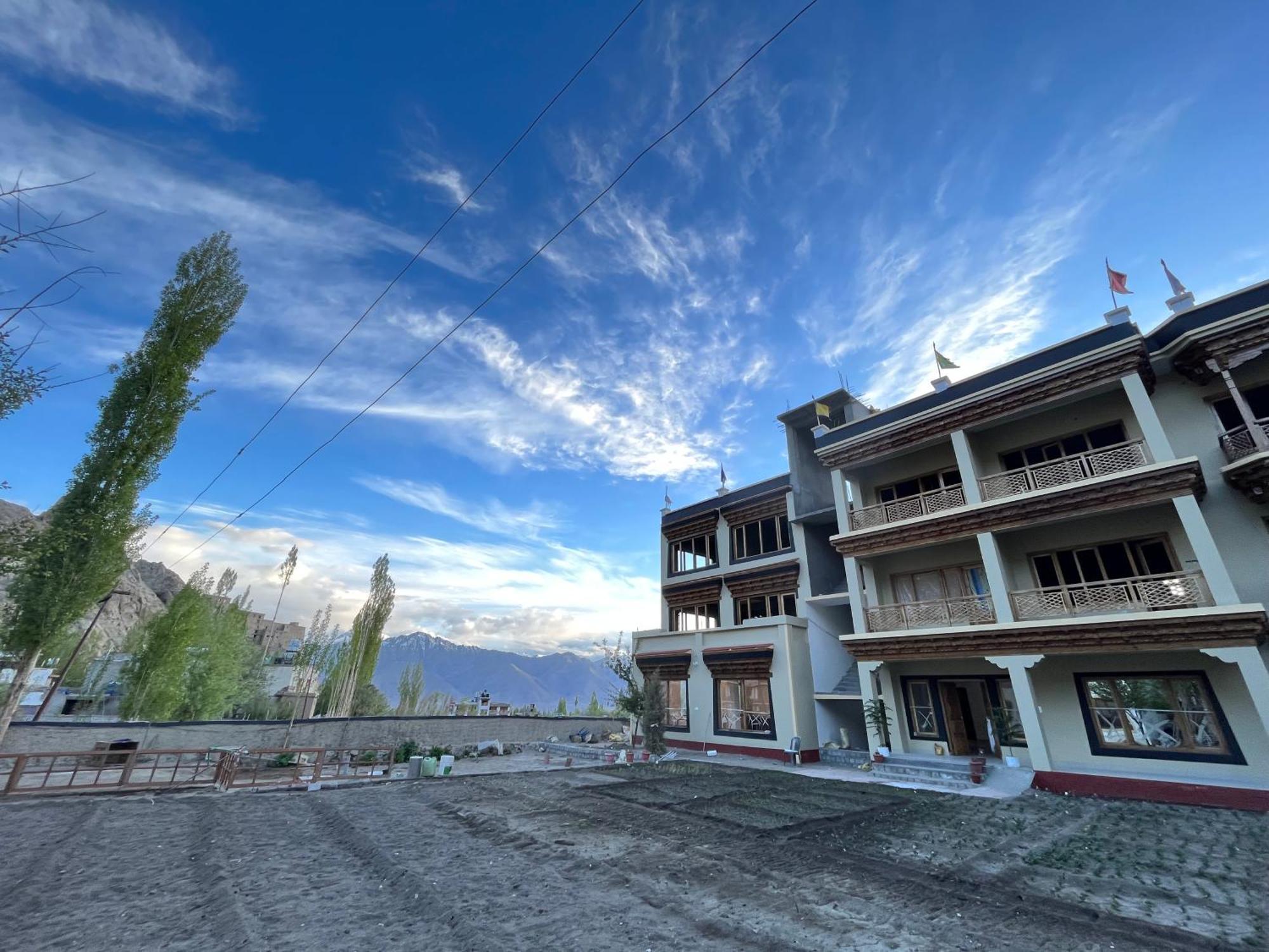 Chubi Sponbo Hotel Leh Exterior photo