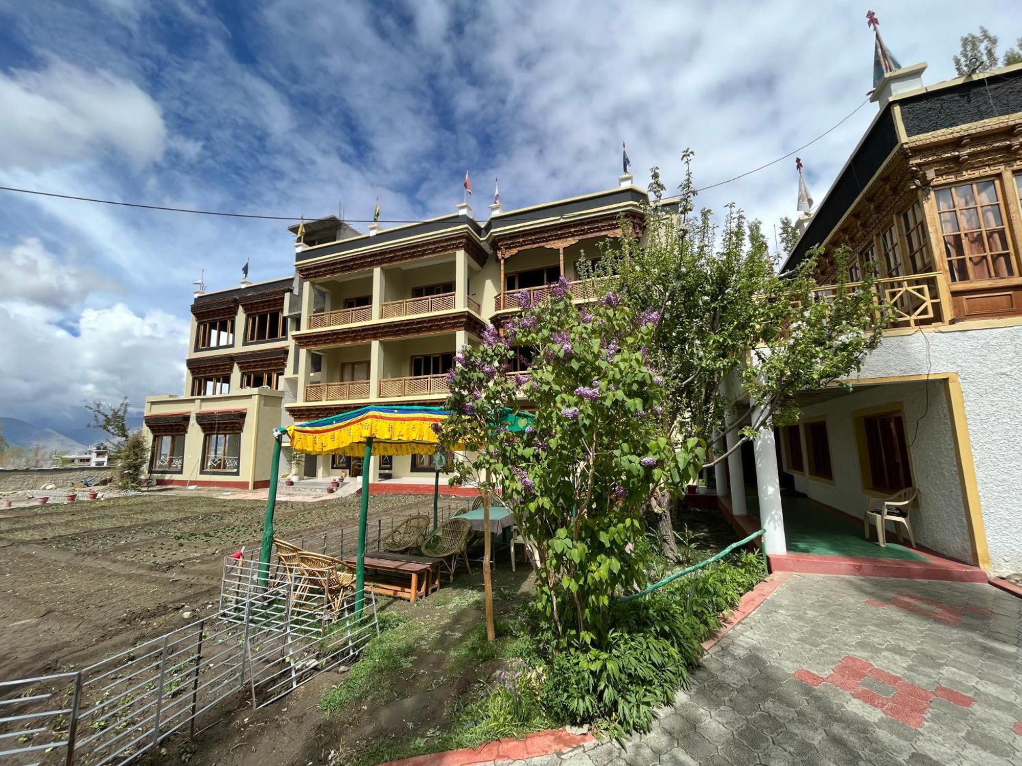 Chubi Sponbo Hotel Leh Exterior photo