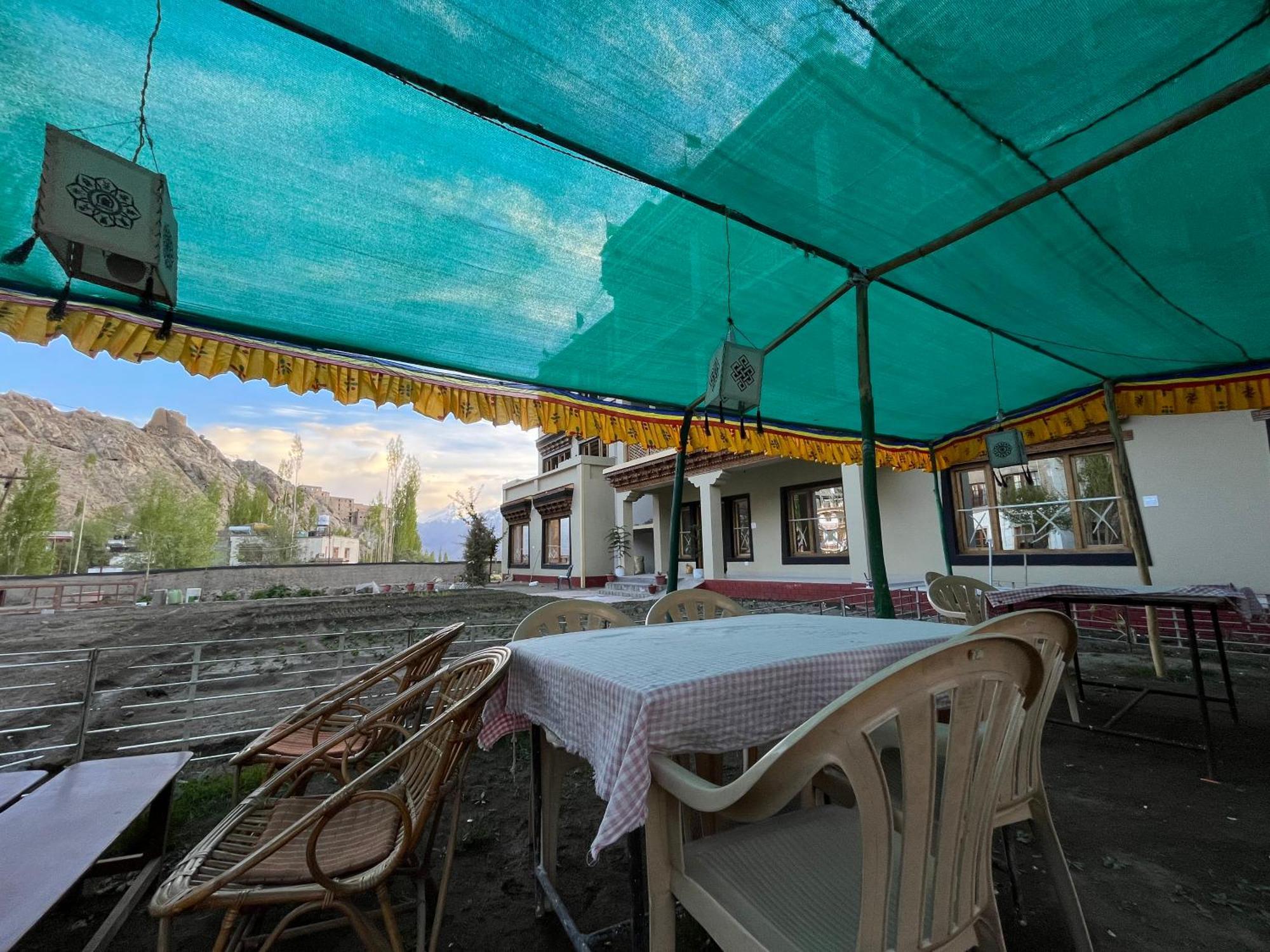 Chubi Sponbo Hotel Leh Exterior photo